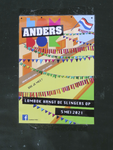 901648 Afbeelding van de kleine poster 'ANDERS - LOMBOK HANGT DE SLINGERS OP 5 MEI 2021' op het 'Denise Goossensplein' ...